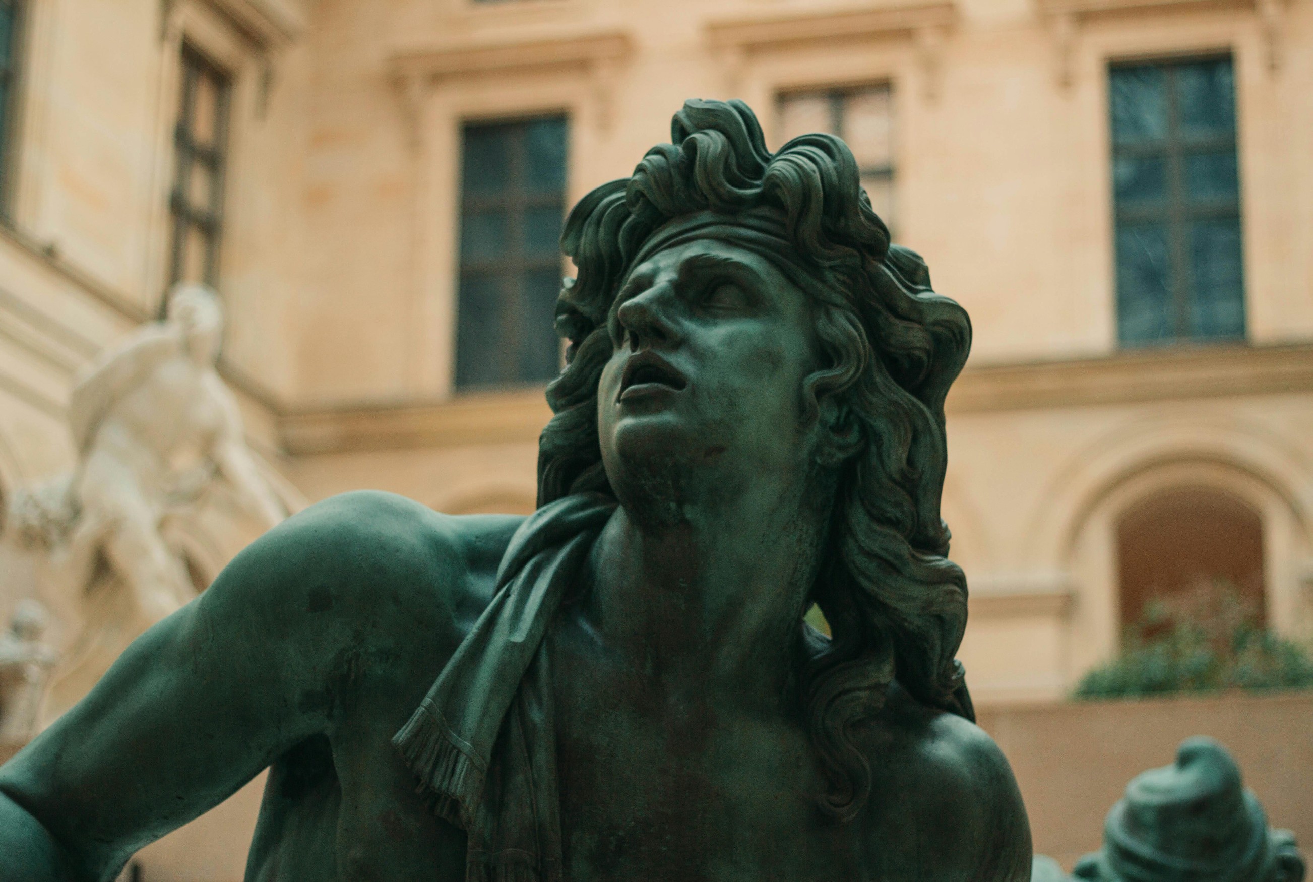 Photo d'une statue à l'intérieur d'un musée, visible en arrière plan